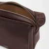 Bolso mensajero Pebble mediano en piel de becerro granulada flexible, color rojo sangre Bolso mensajero Pebble mediano en piel de becerro granulada flexible, color rojo sangre