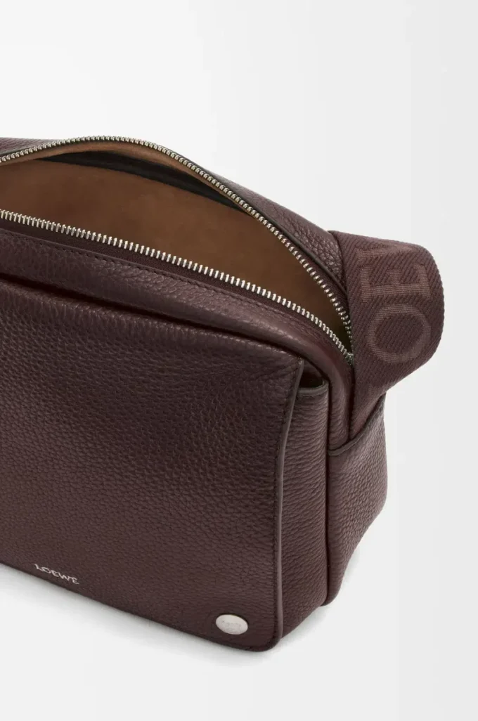 Bolso mensajero Pebble mediano en piel de becerro granulada flexible, color rojo sangre Bolso mensajero Pebble mediano en piel de becerro granulada flexible, color rojo sangre