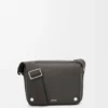Bolso mensajero Pebble mediano en piel de becerro granulada flexible, gris oscuro Bolso mensajero Pebble mediano en piel de becerro granulada flexible, gris oscuro