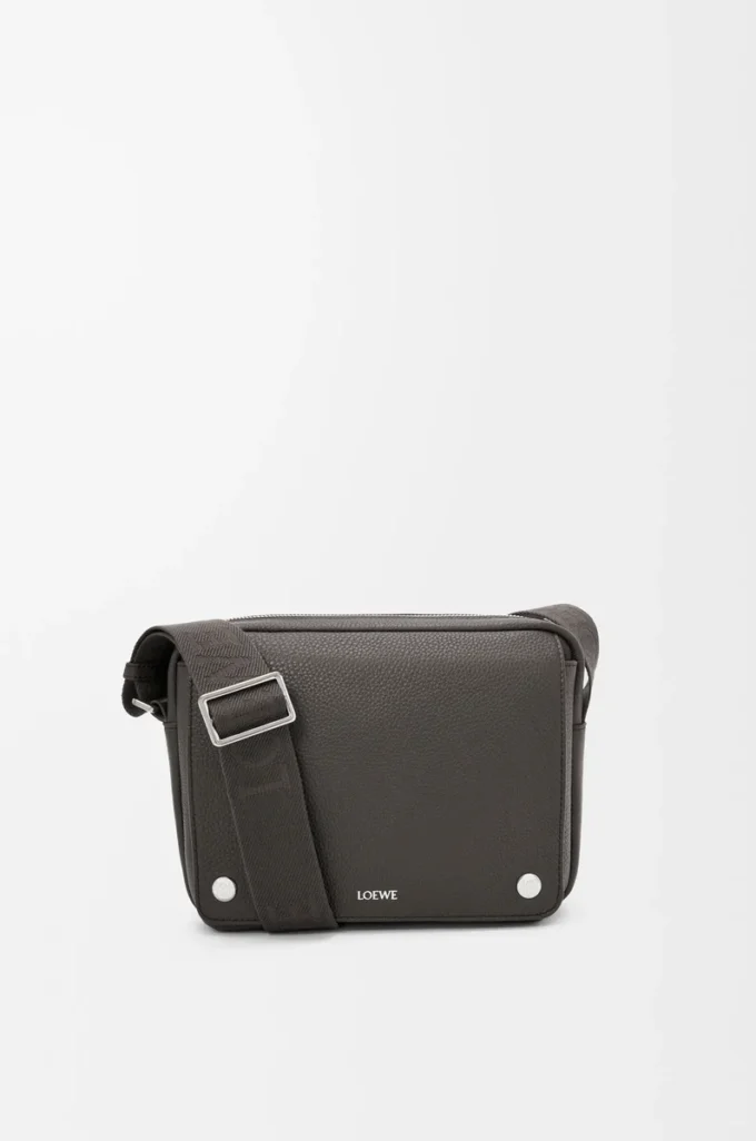 Bolso mensajero Pebble mediano en piel de becerro granulada flexible, gris oscuro Bolso mensajero Pebble mediano en piel de becerro granulada flexible, gris oscuro