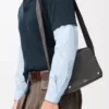 Bolso mensajero Pebble mediano en piel de becerro granulada flexible, gris oscuro Bolso mensajero Pebble mediano en piel de becerro granulada flexible, gris oscuro