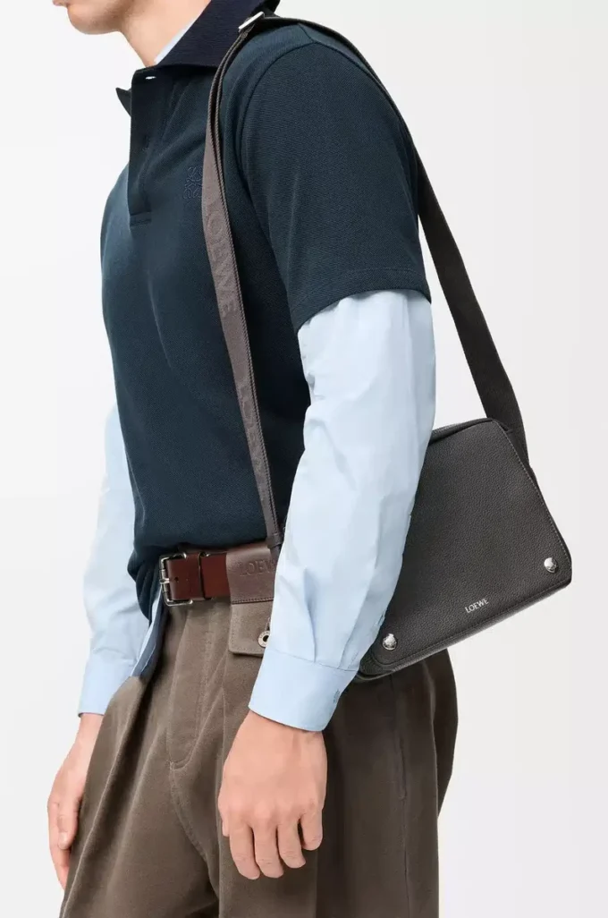Bolso mensajero Pebble mediano en piel de becerro granulada flexible, gris oscuro Bolso mensajero Pebble mediano en piel de becerro granulada flexible, gris oscuro