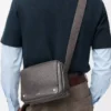 Bolso mensajero Pebble mediano en piel de becerro granulada flexible, gris oscuro Bolso mensajero Pebble mediano en piel de becerro granulada flexible, gris oscuro