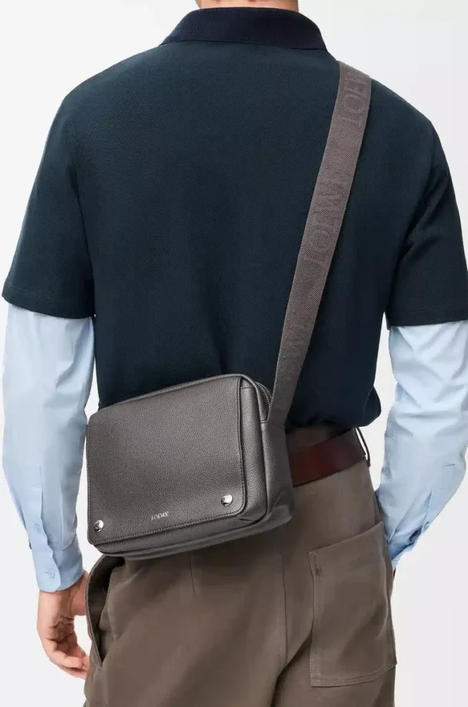 Bolso mensajero Pebble mediano en piel de becerro granulada flexible, gris oscuro Bolso mensajero Pebble mediano en piel de becerro granulada flexible, gris oscuro