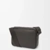 Bolso mensajero Pebble mediano en piel de becerro granulada flexible, gris oscuro Bolso mensajero Pebble mediano en piel de becerro granulada flexible, gris oscuro