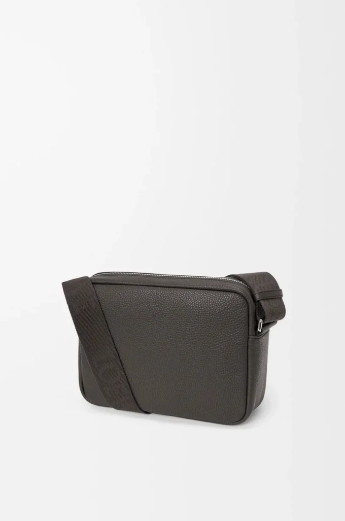 Bolso mensajero Pebble mediano en piel de becerro granulada flexible, gris oscuro Bolso mensajero Pebble mediano en piel de becerro granulada flexible, gris oscuro