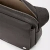 Bolso mensajero Pebble mediano en piel de becerro granulada flexible, gris oscuro Bolso mensajero Pebble mediano en piel de becerro granulada flexible, gris oscuro