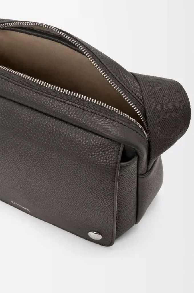 Bolso mensajero Pebble mediano en piel de becerro granulada flexible, gris oscuro Bolso mensajero Pebble mediano en piel de becerro granulada flexible, gris oscuro