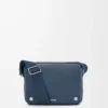 Bolso mensajero Pebble mediano en piel de becerro granulada flexible teñida en índigo Bolso mensajero Pebble mediano en piel de becerro granulada flexible teñida en índigo