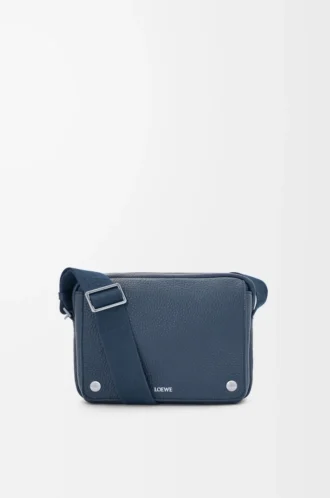 Bolso mensajero Pebble mediano en piel de becerro granulada flexible teñida en índigo