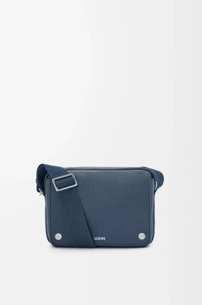 Bolso mensajero Pebble mediano en piel de becerro granulada flexible teñida en índigo Bolso mensajero Pebble mediano en piel de becerro granulada flexible teñida en índigo