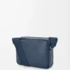 Bolso mensajero Pebble mediano en piel de becerro granulada flexible teñida en índigo Bolso mensajero Pebble mediano en piel de becerro granulada flexible teñida en índigo