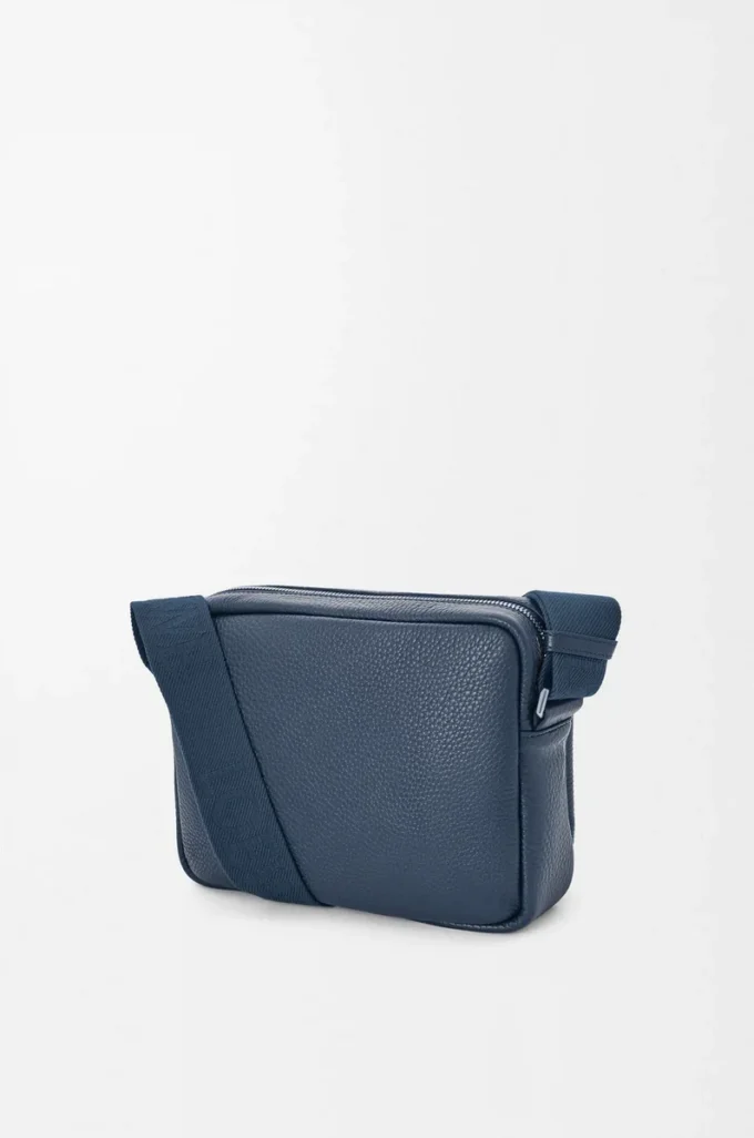 Bolso mensajero Pebble mediano en piel de becerro granulada flexible teñida en índigo Bolso mensajero Pebble mediano en piel de becerro granulada flexible teñida en índigo