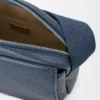 Bolso mensajero Pebble mediano en piel de becerro granulada flexible teñida en índigo Bolso mensajero Pebble mediano en piel de becerro granulada flexible teñida en índigo