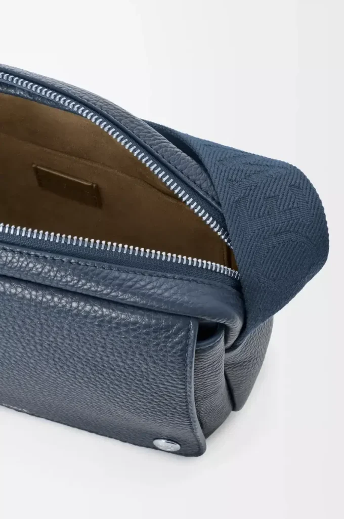 Bolso mensajero Pebble mediano en piel de becerro granulada flexible teñida en índigo Bolso mensajero Pebble mediano en piel de becerro granulada flexible teñida en índigo