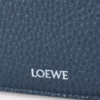 Bolso mensajero Pebble mediano en piel de becerro granulada flexible teñida en índigo Bolso mensajero Pebble mediano en piel de becerro granulada flexible teñida en índigo