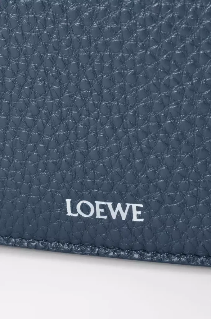 Bolso mensajero Pebble mediano en piel de becerro granulada flexible teñida en índigo Bolso mensajero Pebble mediano en piel de becerro granulada flexible teñida en índigo