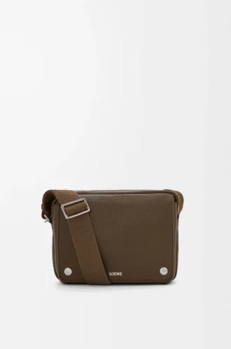 Bolso mensajero Pebble mediano en piel de becerro granulada flexible Tundra