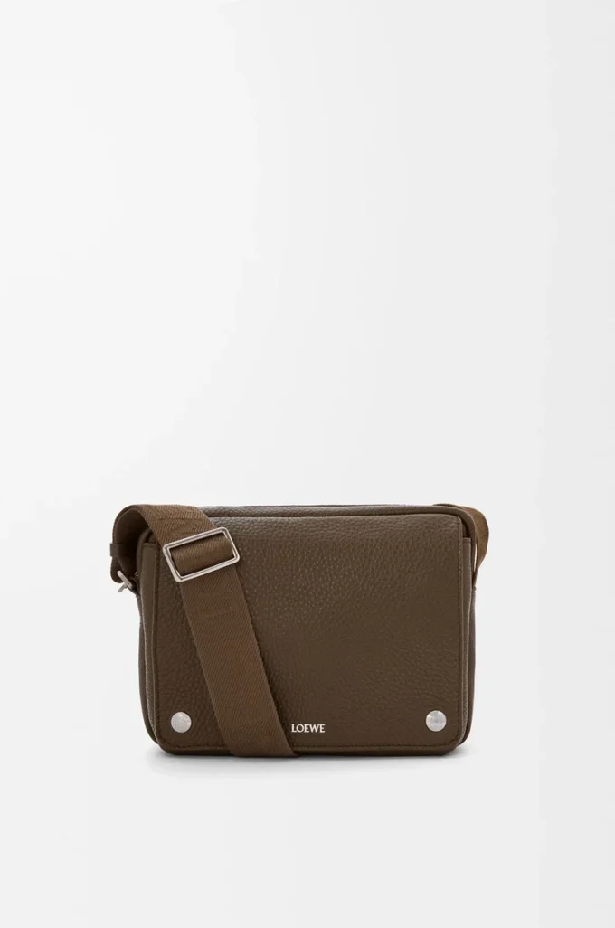 Bolso mensajero Pebble mediano en piel de becerro granulada flexible Tundra Bolso mensajero Pebble mediano en piel de becerro granulada flexible Tundra
