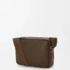 Bolso mensajero Pebble mediano en piel de becerro granulada flexible Tundra Bolso mensajero Pebble mediano en piel de becerro granulada flexible Tundra