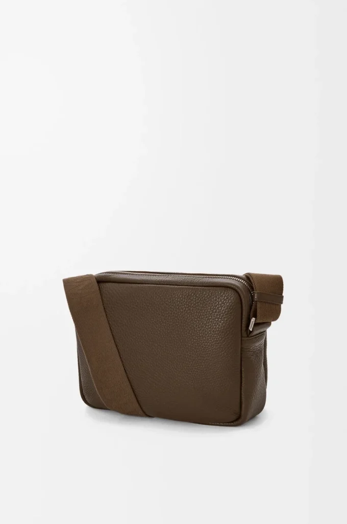 Bolso mensajero Pebble mediano en piel de becerro granulada flexible Tundra Bolso mensajero Pebble mediano en piel de becerro granulada flexible Tundra