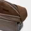 Bolso mensajero Pebble mediano en piel de becerro granulada flexible Tundra Bolso mensajero Pebble mediano en piel de becerro granulada flexible Tundra