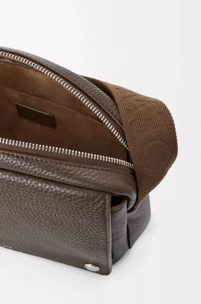 Bolso mensajero Pebble mediano en piel de becerro granulada flexible Tundra Bolso mensajero Pebble mediano en piel de becerro granulada flexible Tundra