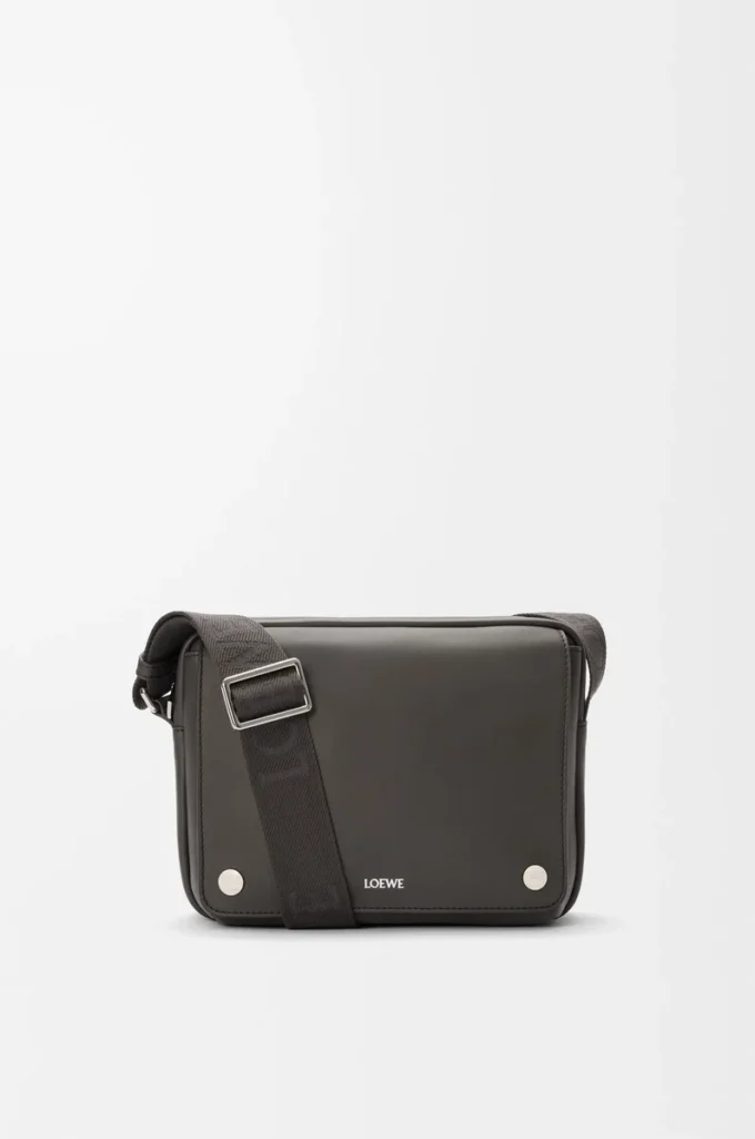 Bolso mensajero Pebble mediano en piel de becerro lisa gris oscuro Bolso mensajero Pebble mediano en piel de becerro lisa gris oscuro