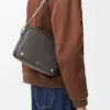 Bolso mensajero Pebble mediano en piel de becerro lisa gris oscuro Bolso mensajero Pebble mediano en piel de becerro lisa gris oscuro