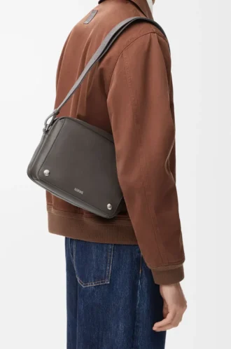 Bolso mensajero Pebble mediano en piel de becerro lisa gris oscuro