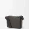 Bolso mensajero Pebble mediano en piel de becerro lisa gris oscuro Bolso mensajero Pebble mediano en piel de becerro lisa gris oscuro
