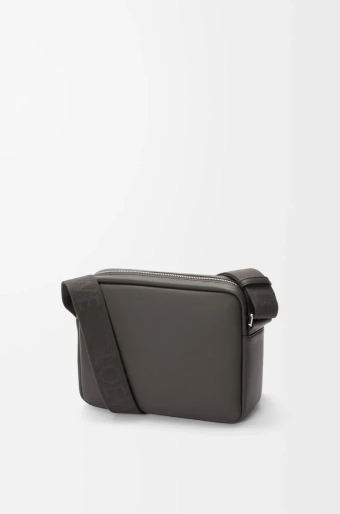 Bolso mensajero Pebble mediano en piel de becerro lisa gris oscuro Bolso mensajero Pebble mediano en piel de becerro lisa gris oscuro