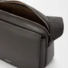 Bolso mensajero Pebble mediano en piel de becerro lisa gris oscuro Bolso mensajero Pebble mediano en piel de becerro lisa gris oscuro