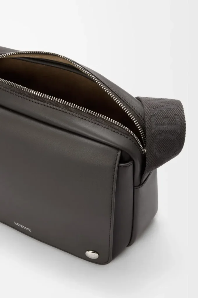 Bolso mensajero Pebble mediano en piel de becerro lisa gris oscuro Bolso mensajero Pebble mediano en piel de becerro lisa gris oscuro