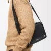 Bolso mensajero Pebble mediano en piel de becerro lisa Negro Bolso mensajero Pebble mediano en piel de becerro lisa Negro