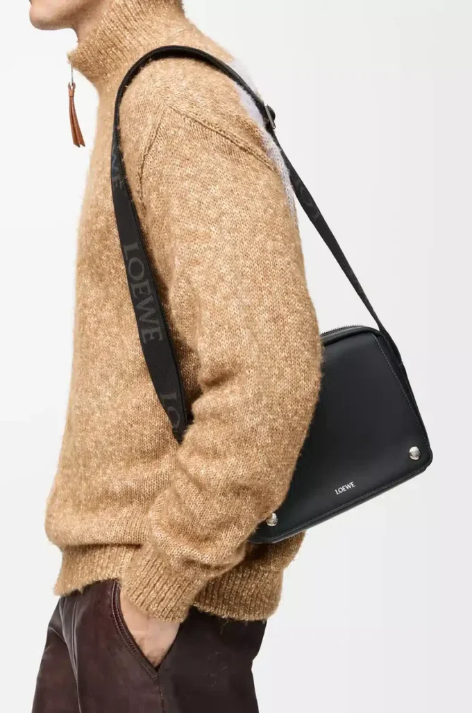 Bolso mensajero Pebble mediano en piel de becerro lisa Negro Bolso mensajero Pebble mediano en piel de becerro lisa Negro