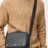 Bolso mensajero Pebble mediano en piel de becerro lisa Negro Bolso mensajero Pebble mediano en piel de becerro lisa Negro