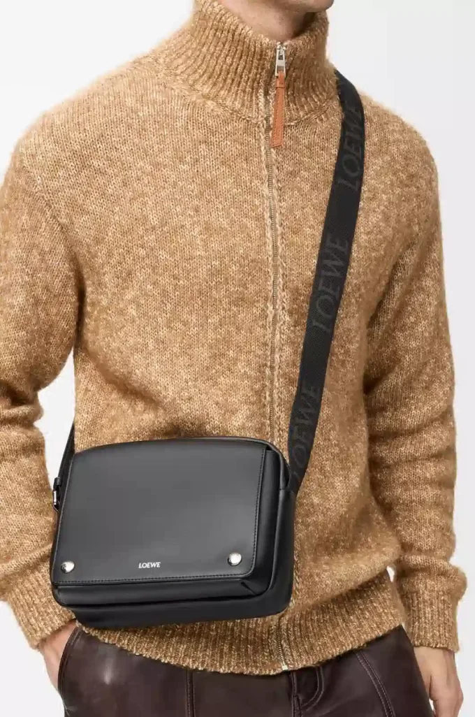 Bolso mensajero Pebble mediano en piel de becerro lisa Negro Bolso mensajero Pebble mediano en piel de becerro lisa Negro