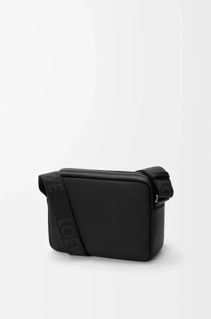 Bolso mensajero Pebble mediano en piel de becerro lisa Negro Bolso mensajero Pebble mediano en piel de becerro lisa Negro