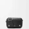 Bolso mensajero Pebble pequeño en piel de becerro granulada flexible Black Bolso mensajero Pebble pequeño en piel de becerro granulada flexible Black