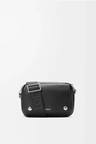 Bolso mensajero Pebble pequeño en piel de becerro granulada flexible Black Bolso mensajero Pebble pequeño en piel de becerro granulada flexible Black