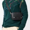 Bolso mensajero Pebble pequeño en piel de becerro granulada flexible Black Bolso mensajero Pebble pequeño en piel de becerro granulada flexible Black