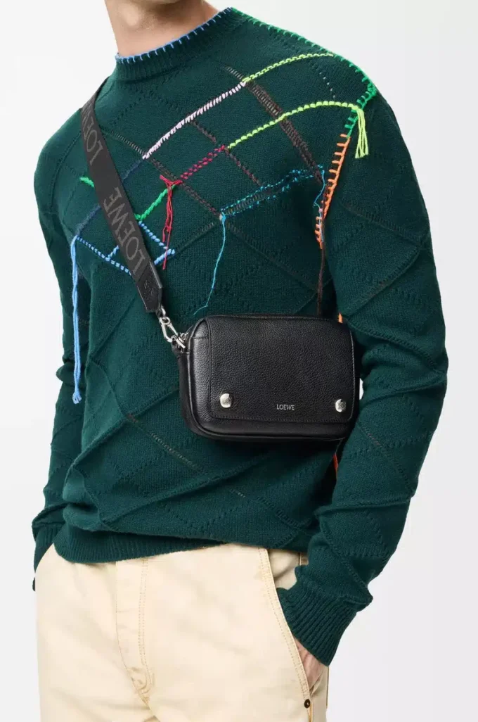 Bolso mensajero Pebble pequeño en piel de becerro granulada flexible Black Bolso mensajero Pebble pequeño en piel de becerro granulada flexible Black