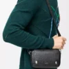 Bolso mensajero Pebble pequeño en piel de becerro granulada flexible Black Bolso mensajero Pebble pequeño en piel de becerro granulada flexible Black