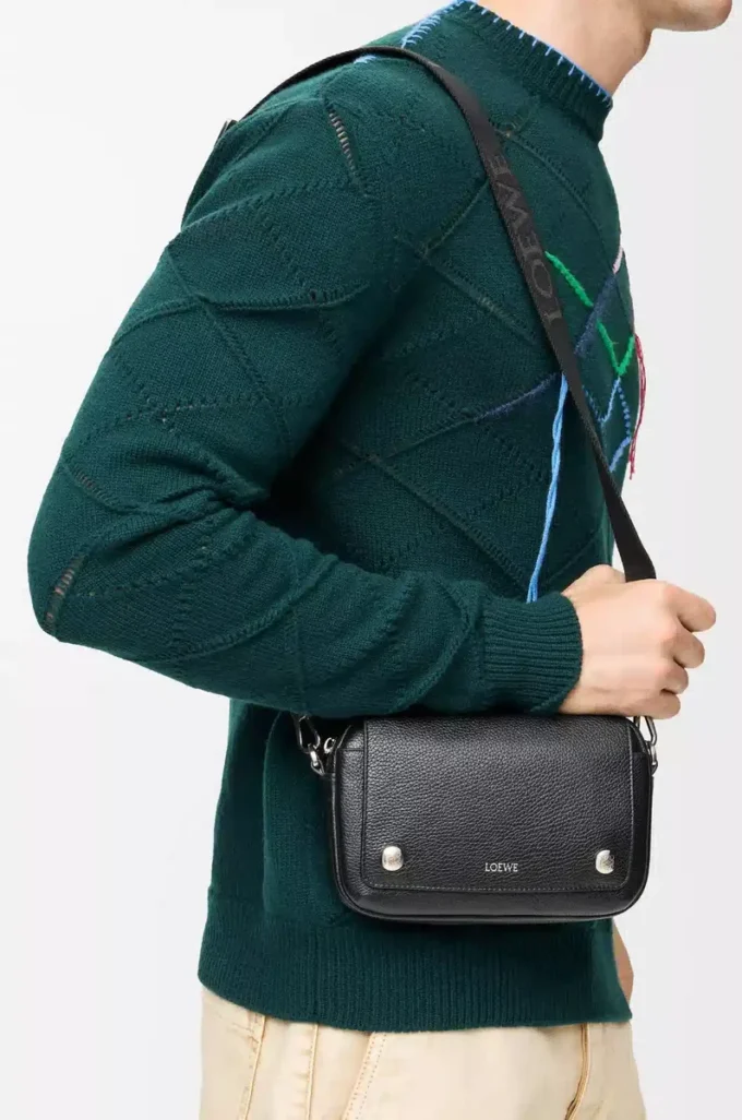 Bolso mensajero Pebble pequeño en piel de becerro granulada flexible Black Bolso mensajero Pebble pequeño en piel de becerro granulada flexible Black