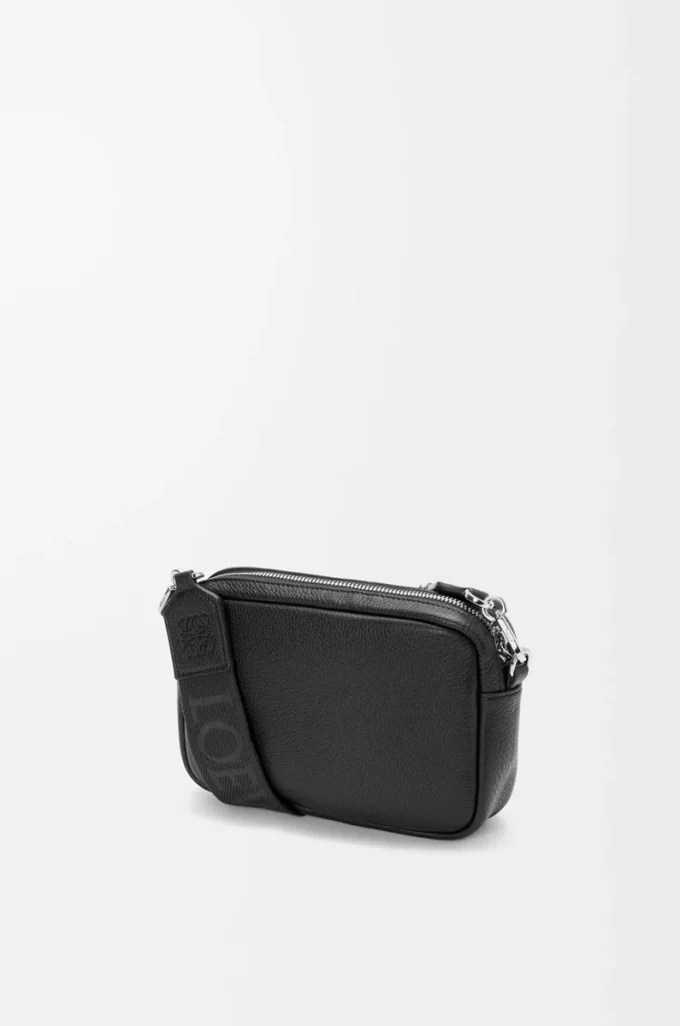 Bolso mensajero Pebble pequeño en piel de becerro granulada flexible Black Bolso mensajero Pebble pequeño en piel de becerro granulada flexible Black