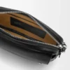 Bolso mensajero Pebble pequeño en piel de becerro granulada flexible Black Bolso mensajero Pebble pequeño en piel de becerro granulada flexible Black