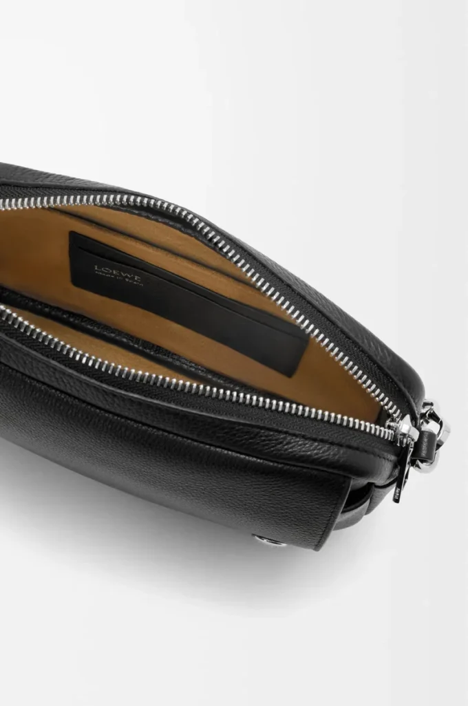 Bolso mensajero Pebble pequeño en piel de becerro granulada flexible Black Bolso mensajero Pebble pequeño en piel de becerro granulada flexible Black