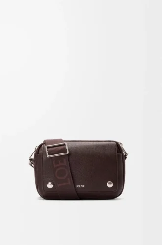 Bolso mensajero Pebble pequeño en piel de becerro granulada flexible Oxblood Bolso mensajero Pebble pequeño en piel de becerro granulada flexible Oxblood