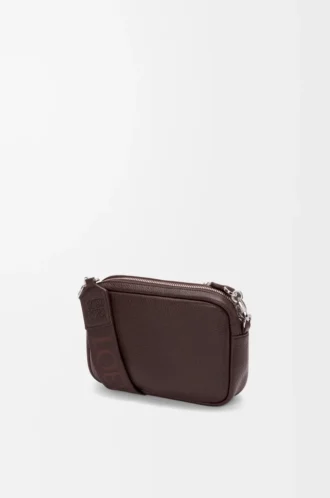 Bolso mensajero Pebble pequeño en piel de becerro granulada flexible Oxblood Bolso mensajero Pebble pequeño en piel de becerro granulada flexible Oxblood